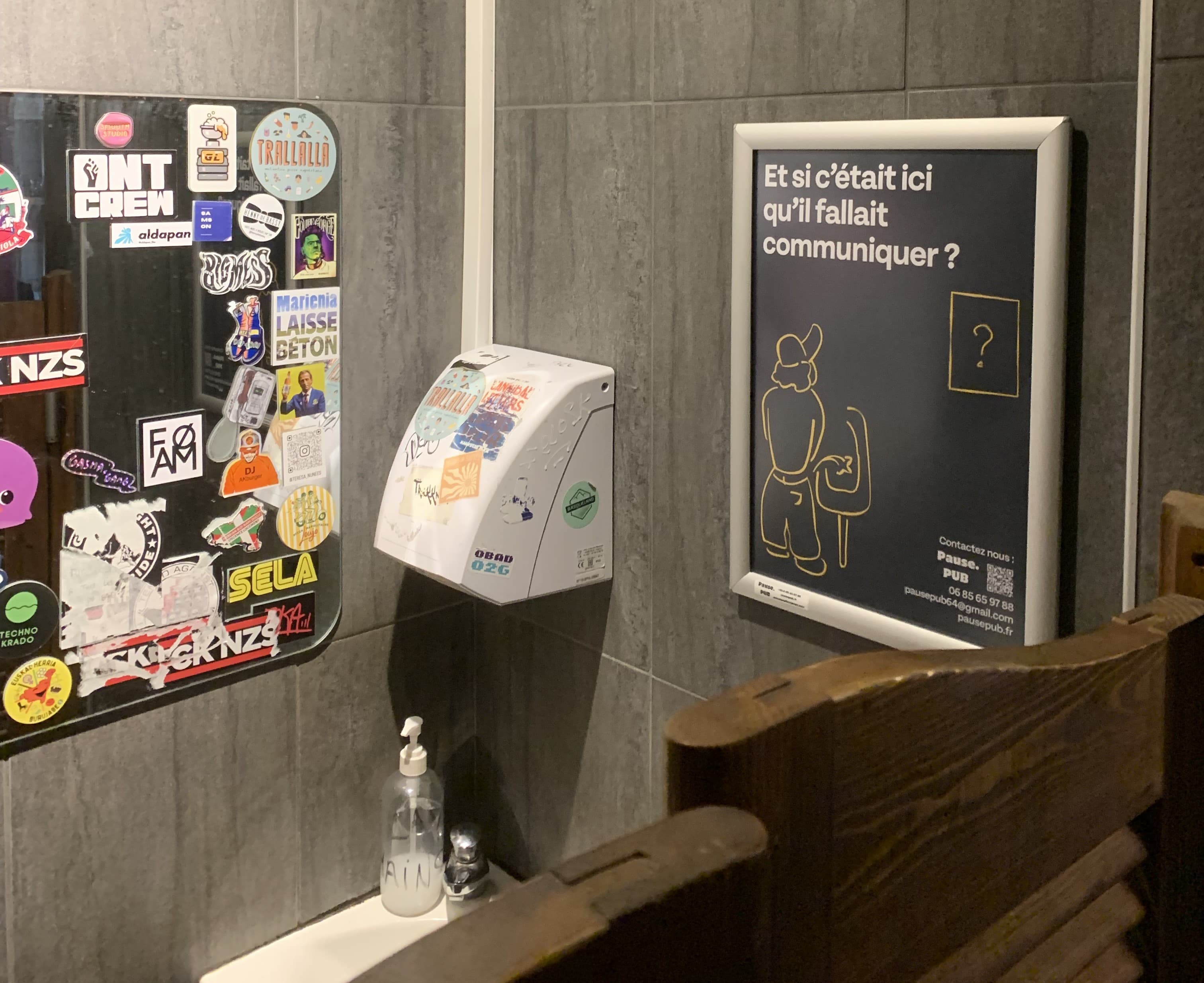 Affichage publicitaire dans un espace toilette